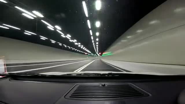 玛莎拉蒂Quattroporte Sport GTS在拉动时进出隧道