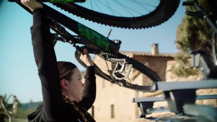 斯柯达柯珞克展示 如何把自行车装车顶