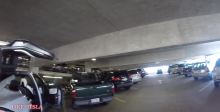特斯拉Model X在低矮停车场里鹰翼门的神奇应用